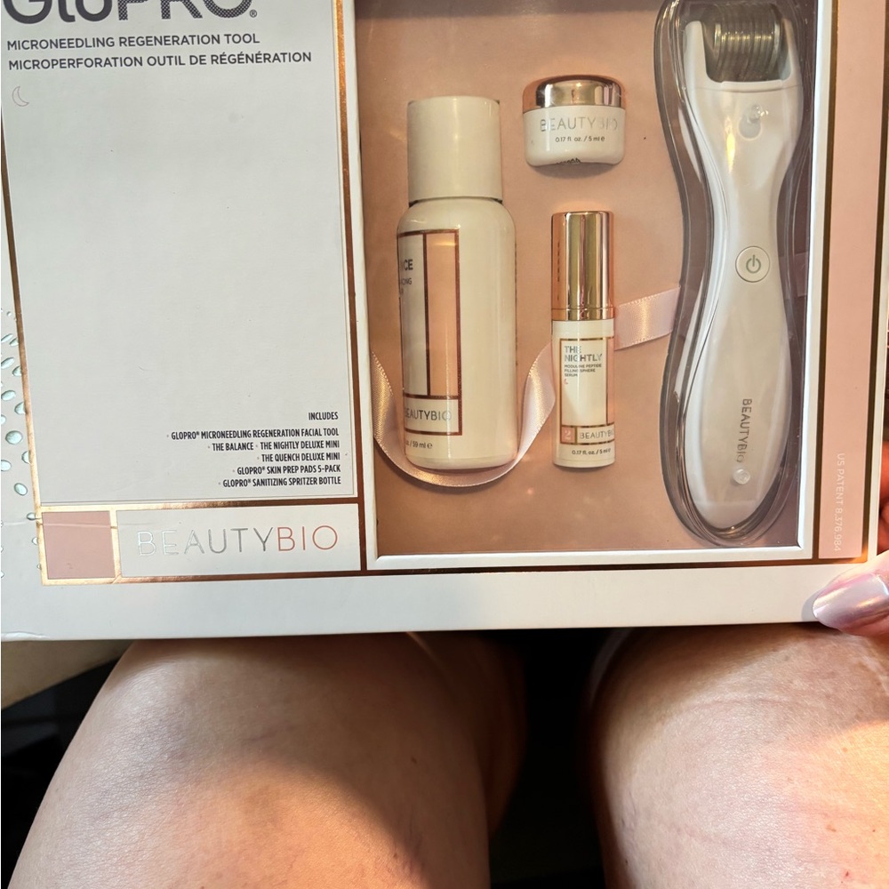 GloPRO Microneedling Regeneration Tool Skincare Set